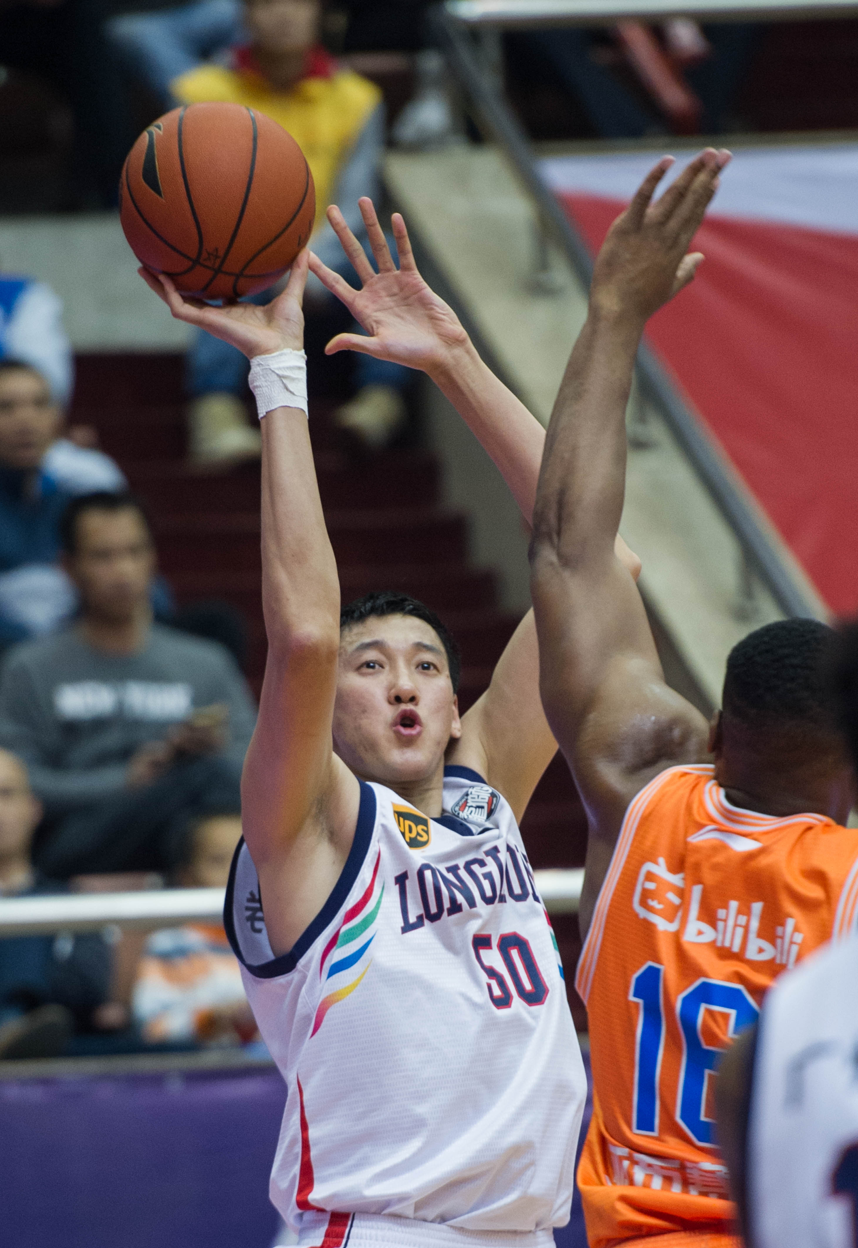 控卫很难支 控卫很难支