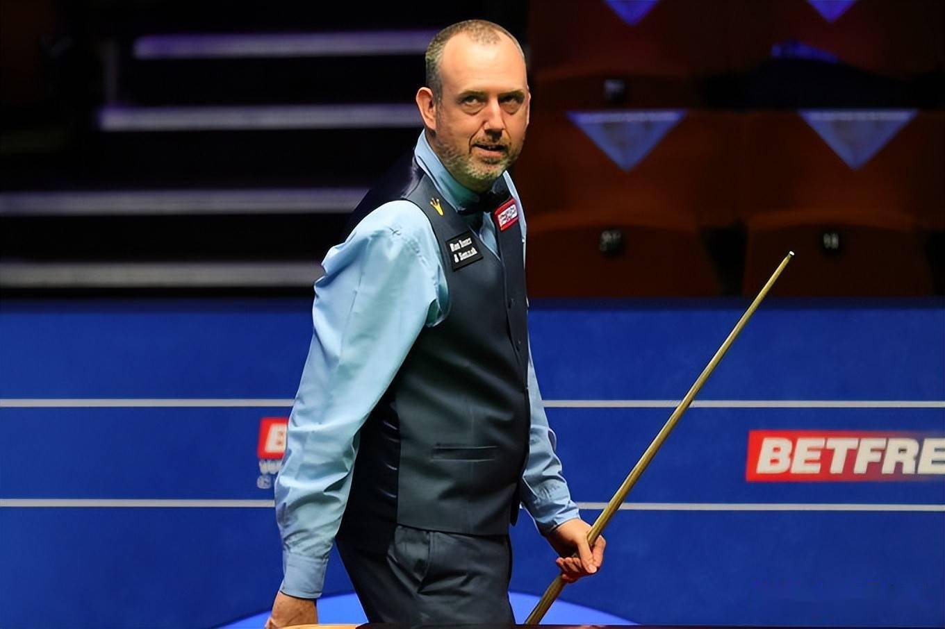 交媒体上拥 交媒体上拥